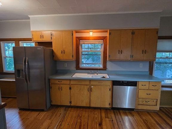 4th image of 151 Farrar Ave