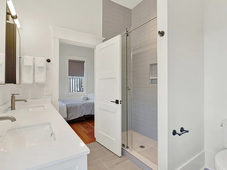 402 W 41st St #A — Photo 22