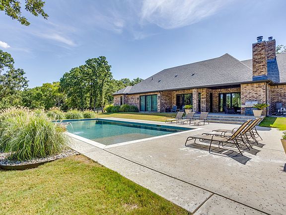 3rd image of 3131 Trailwood Dr E