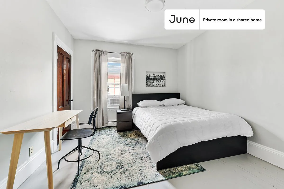Queen bedroom in 4 bed/2 bath home in Allston #502 B — Photo 1