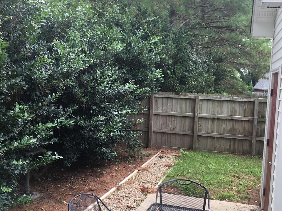 Photo of fenced in patio/back yard area.