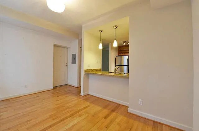 2 bed, 975 sqft, $1,400 — Photo 4