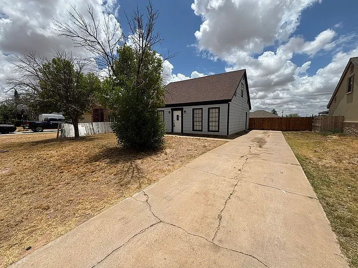 1318 E Pine Ave — Photo 2
