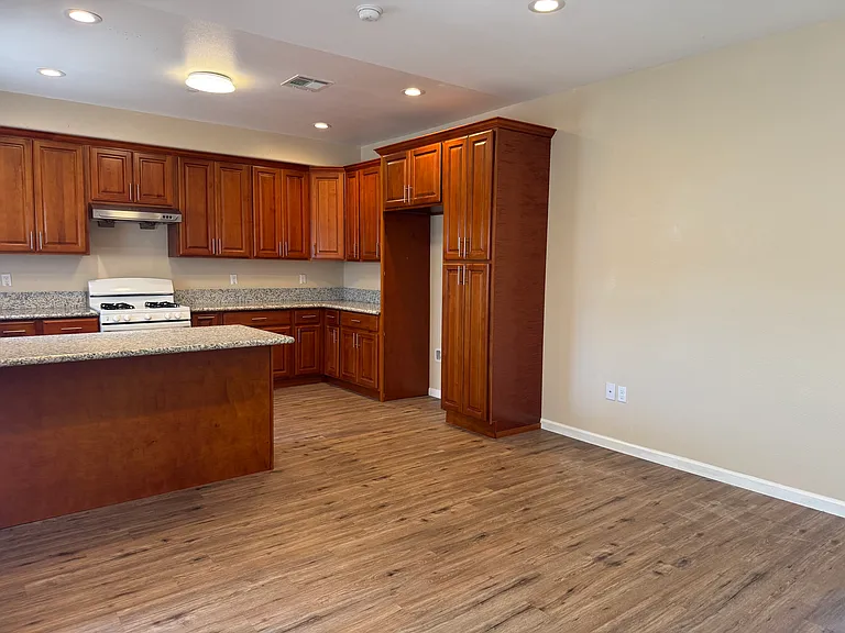 2670 N Humbert Ave — Photo 6