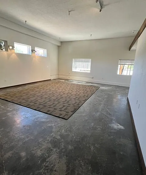 S Cloverdale Blvd — Photo 2