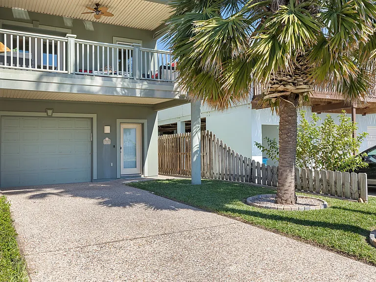 124 E Acapulco St #B — Photo 3