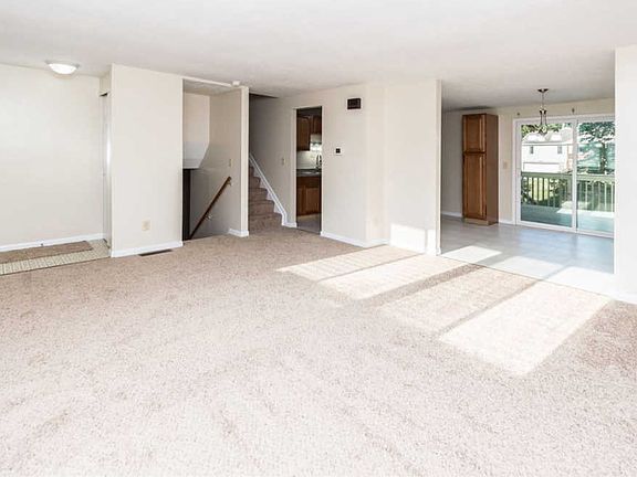 4th image of 83 Surrey Ct
