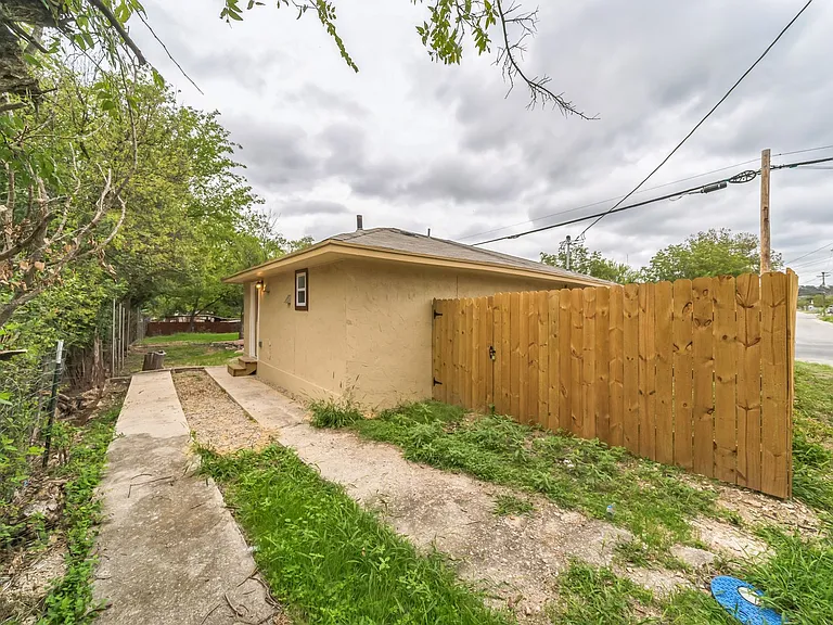 101 W Schreiner St — Photo 26