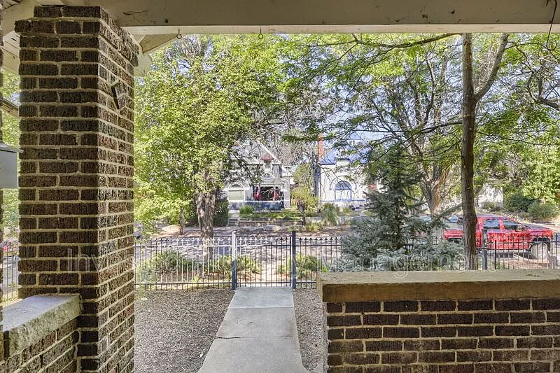2 bed, 1.0 bath, 1300 sqft, $2,500 — Photo 3