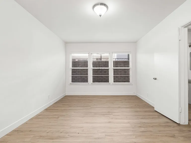 112 N Normandie Ave — Photo 5