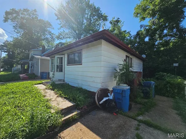 137 Wiegel Dr, Saint Louis, MO 63135