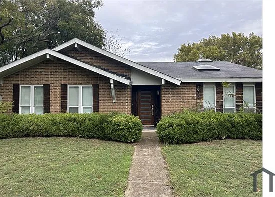 2905 Spring Brook Dr — Photo 2