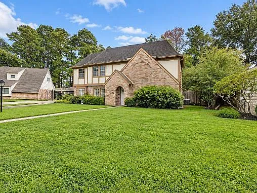 4 bed, 2.5 bath, 2440 sqft, $2,600 — Photo 2