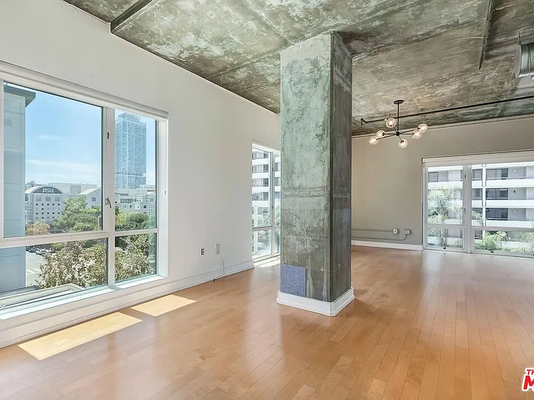 645 W 9th St #500 — Photo 17