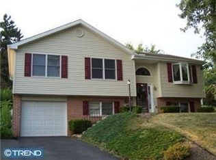 1011 Hickory Ln, Reading, PA 19606