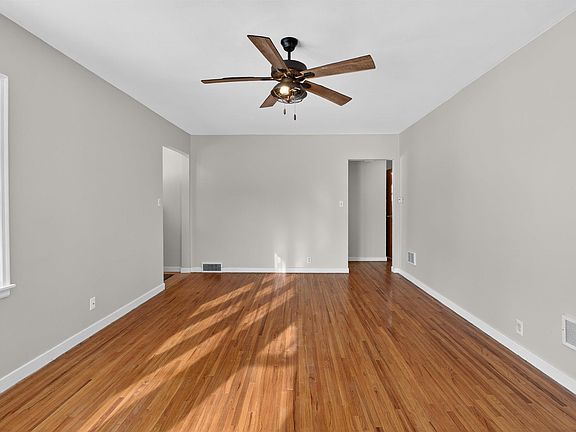 2nd image of 202 Byrnbrae St