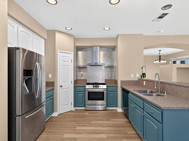 5230 Bay St — Photo 11