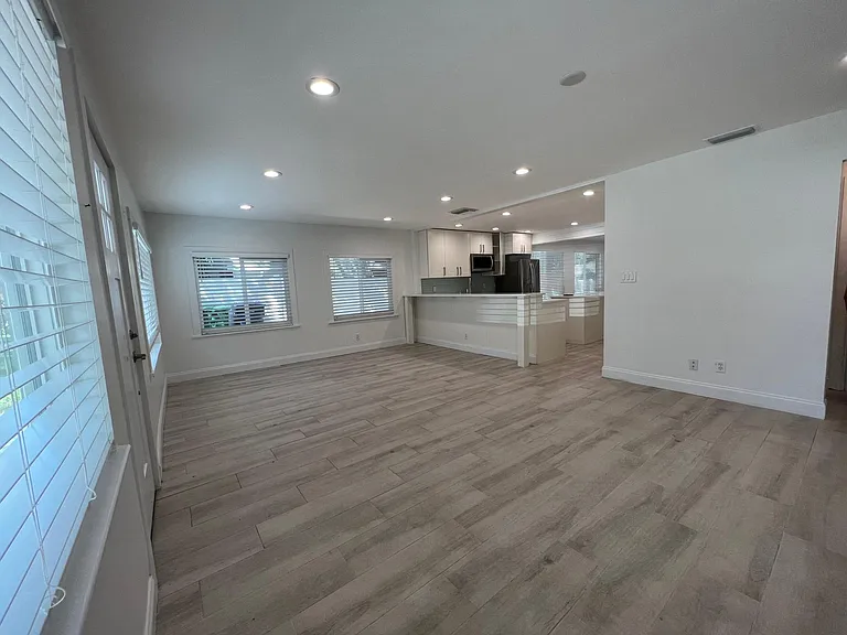 4105 W Azeele St — Photo 4
