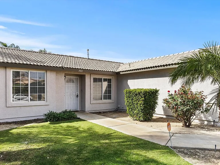 3921 White Sands Dr — Photo 2