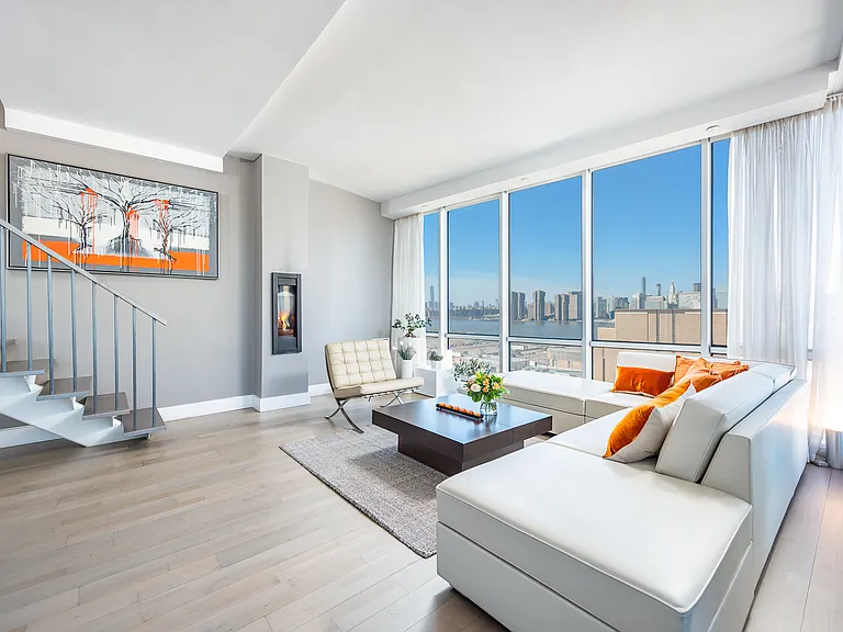 519 Borden Ave #11I — Photo 3