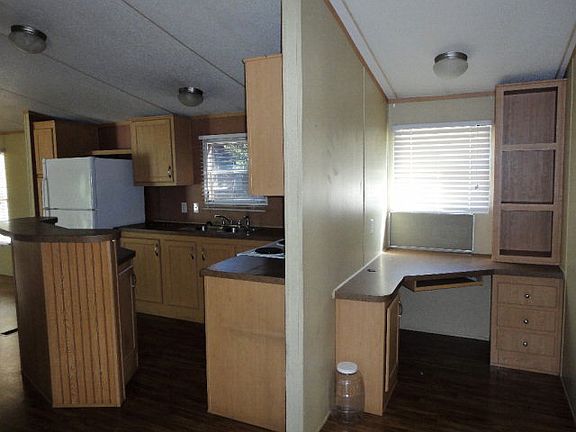 4th image of 1402 Oak Dr