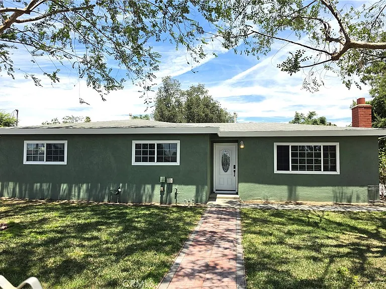 221 E Maple St — Photo 1
