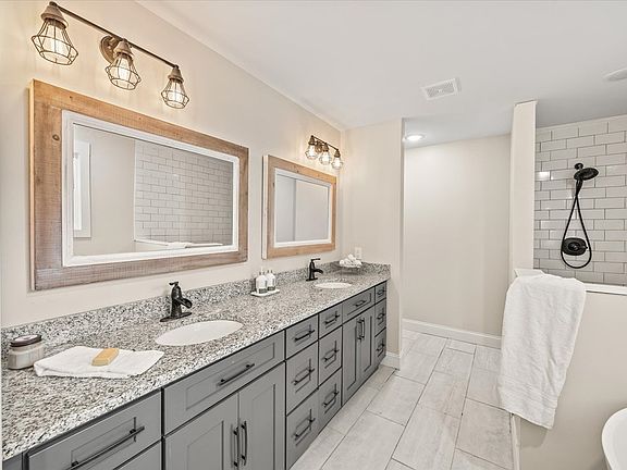 3rd image of 2643 Cloverdale Dr