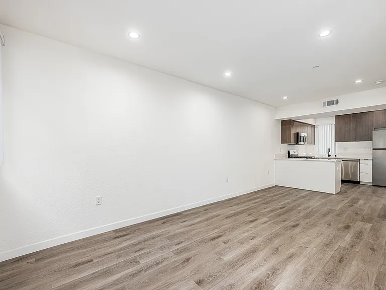 900 N Ardmore Ave Property — Photo 10