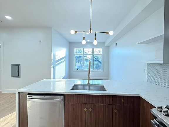 5th image of 276 Duncan Ave #4D