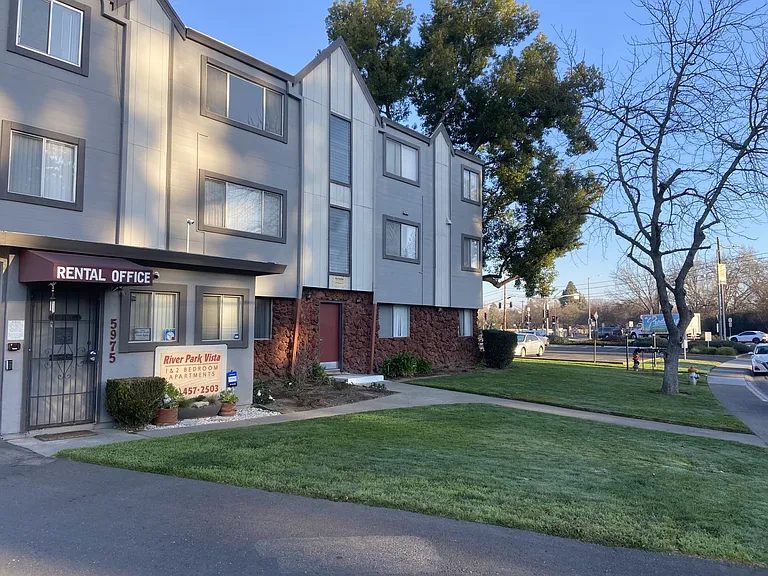 Friendly On-site Resident Manager, available Mon-Fri 10:30am-5:00pm. Beautiful, landscaped lawns and gardens aesthetic surrounding property. 1 free parking space per unit. Pets ok* , East Sacramento, CA.