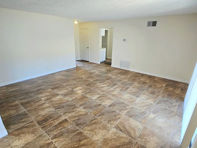 1908 S Mountain Ave — Photo 3