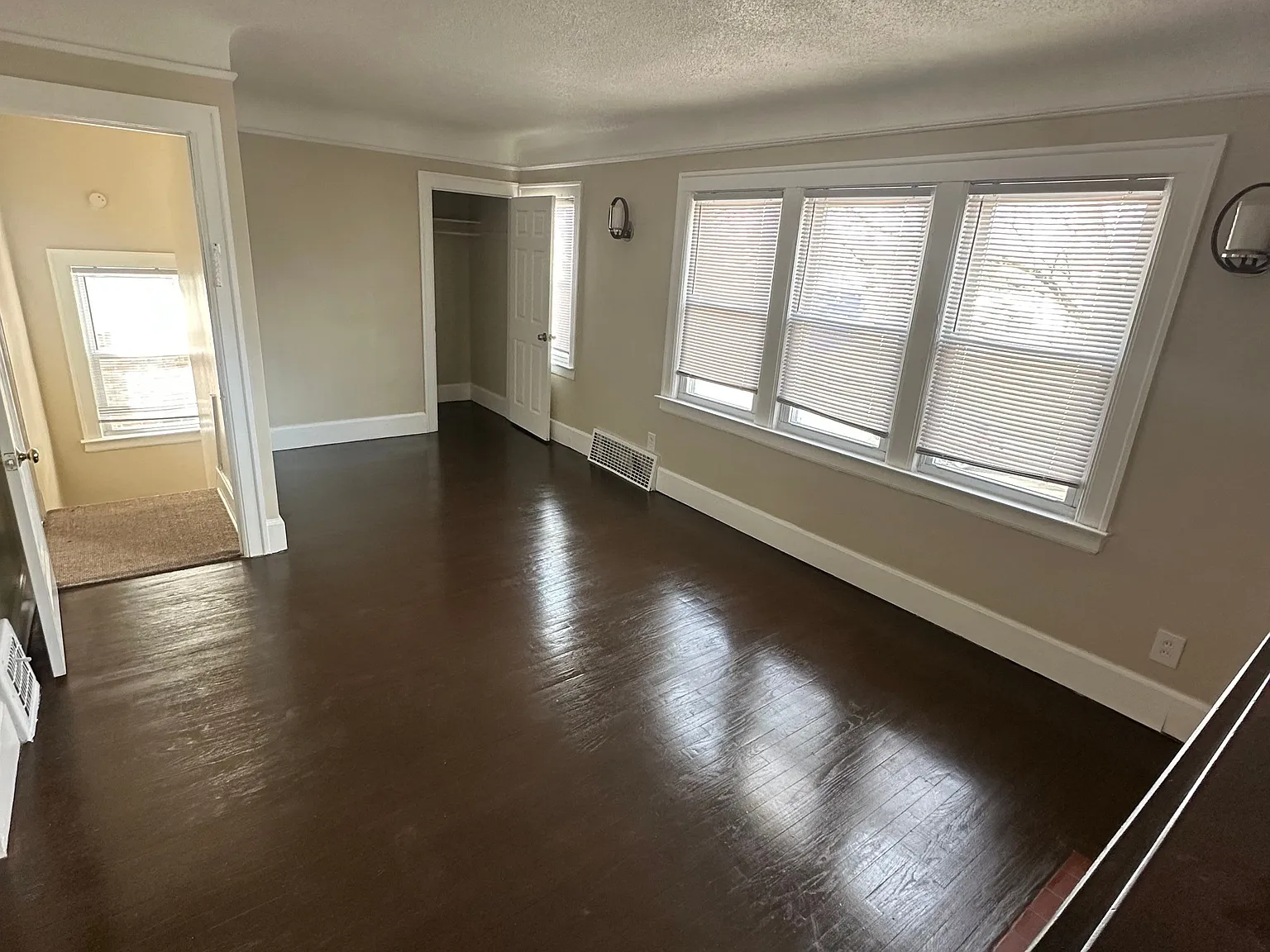 2 bed, 1.0 bath, 953 sqft, $1,200 — Photo 3