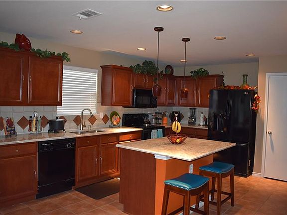 5th image of 621 Candellia Dr
