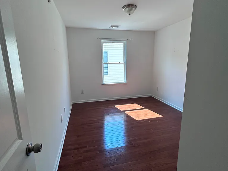 1060-1062 E Grand St #2 — Photo 14