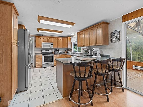 5th image of 2365 Collins Cres