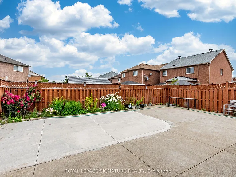 35 Whitehouse Cres — Photo 4