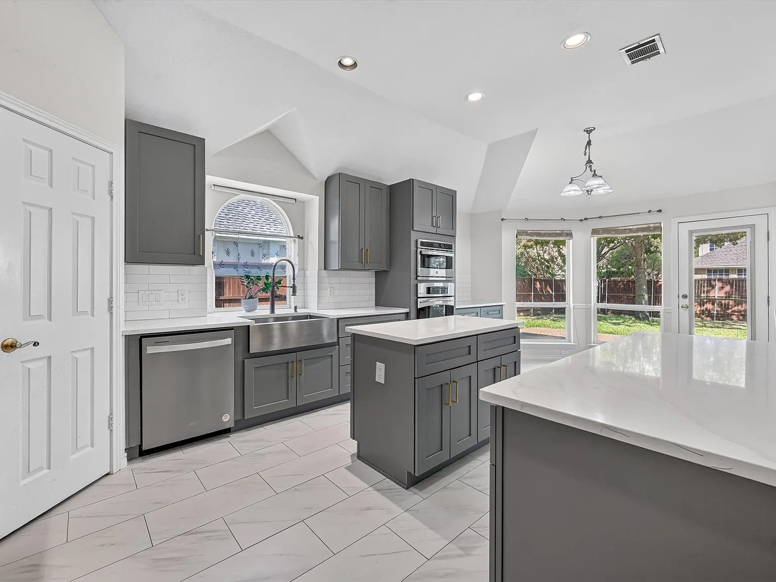 4 bed, 2222 sqft, $3,200 — Photo 3