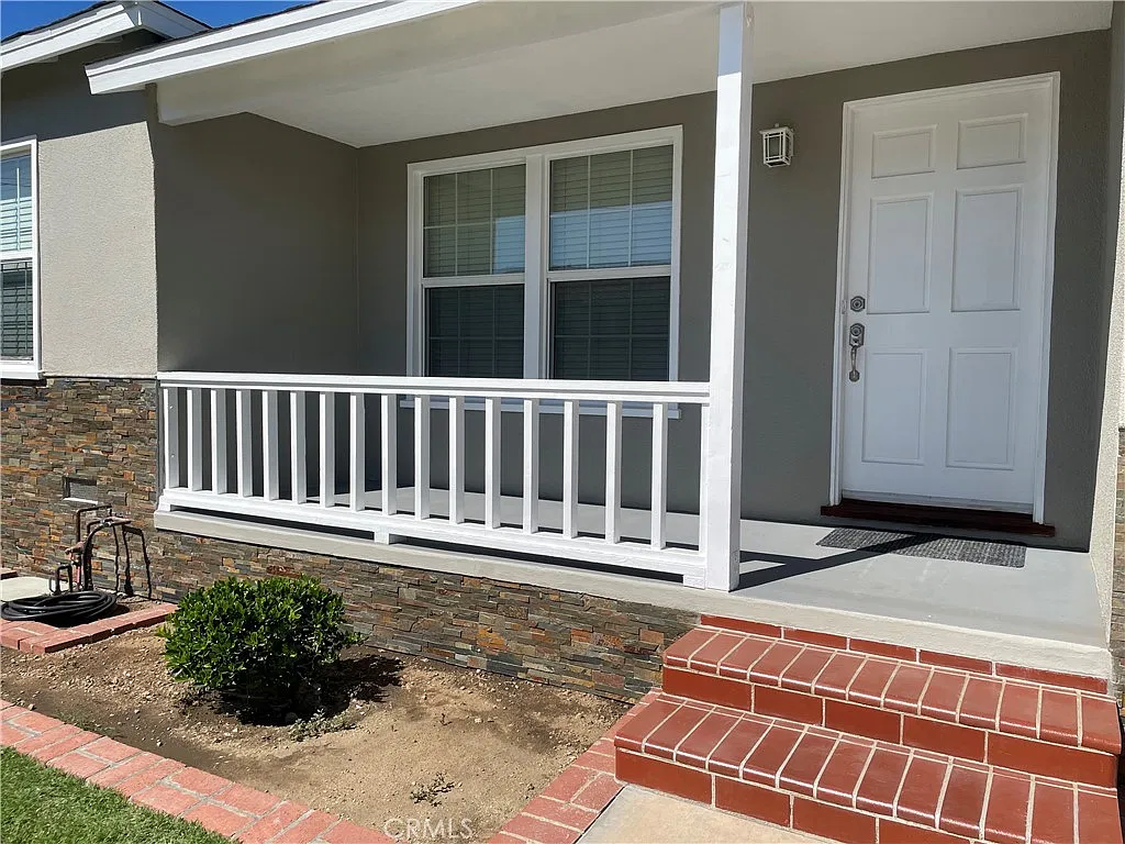3 bed, 1050 sqft, $3,300 — Photo 2