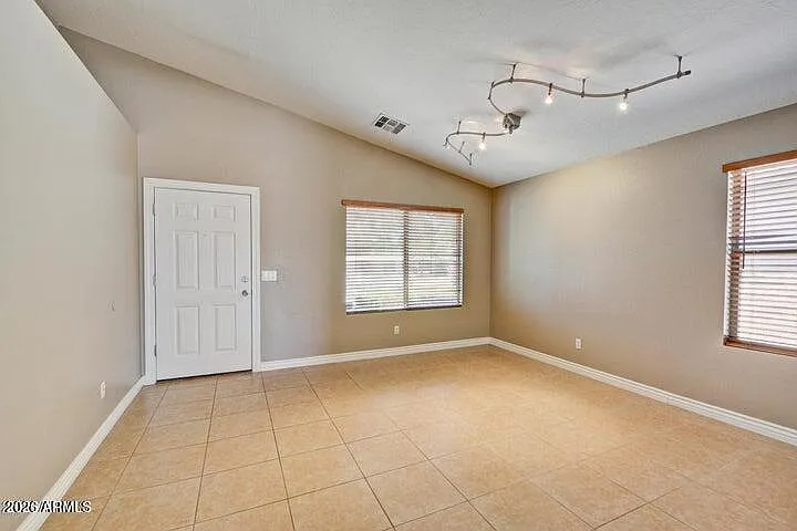 3 bed, 2.0 bath, 1469 sqft, $2,300 — Photo 2