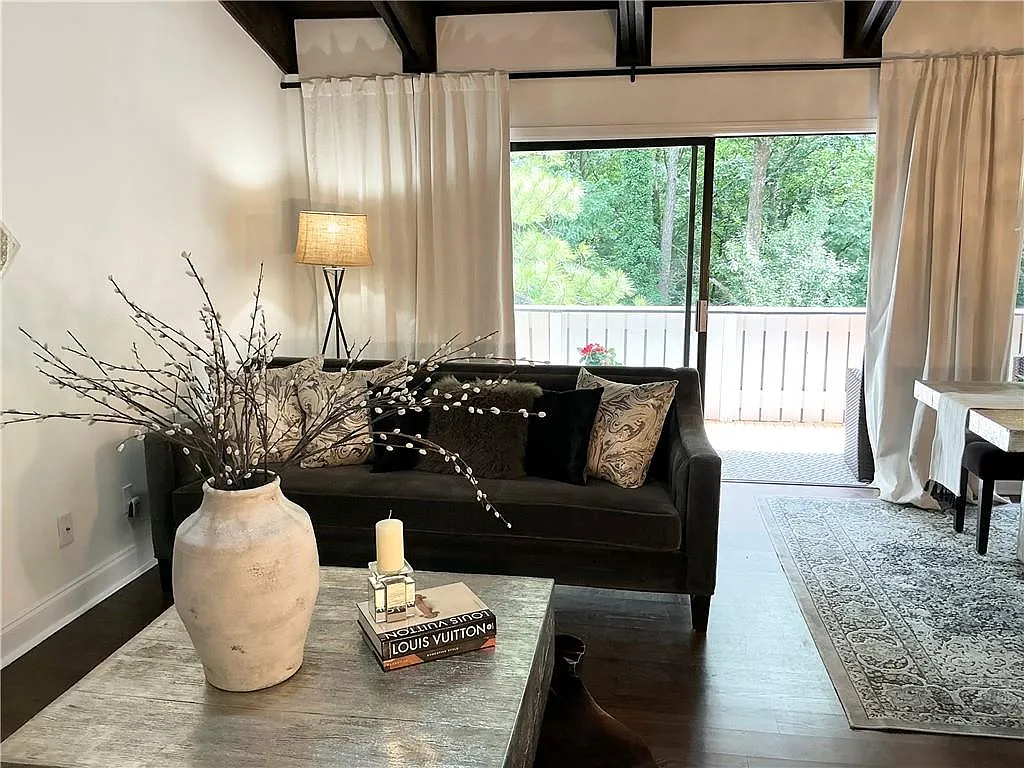 4 bed, 3.0 bath, 2312 sqft, $3,250 — Photo 2