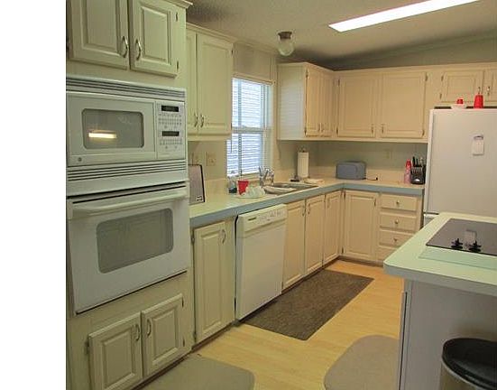 3rd image of 237 Robelina Palm Ln