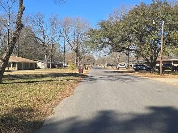 4th image of 802 Maple St