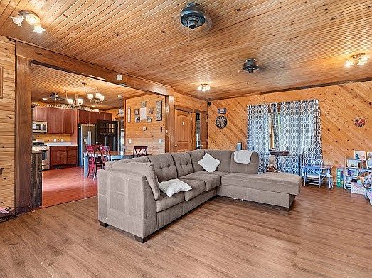 3rd image of 12361 Vanhorne Rd