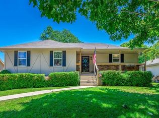 1211 NE Ridgeview Dr, Lees Summit, MO 64086