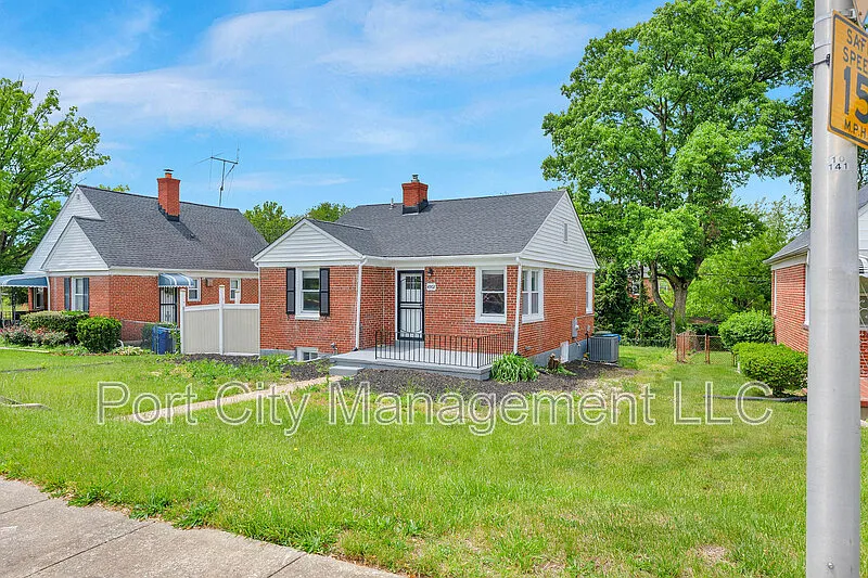 3 bed, 2.0 bath, 776 sqft, $2,400 — Photo 3