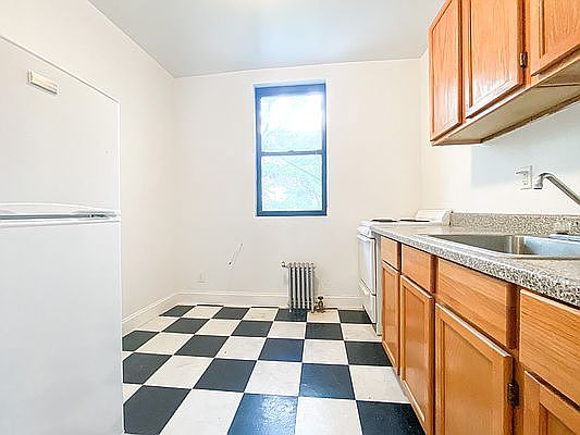 2nd image of 325 W 4th St APT 8R