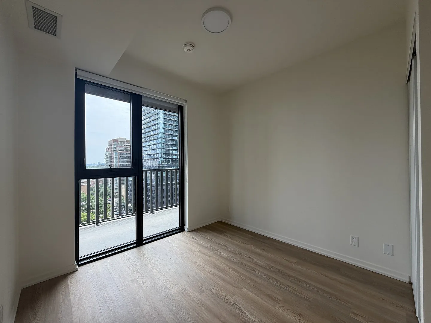1 bed, 561 sqft, $2,350 — Photo 4