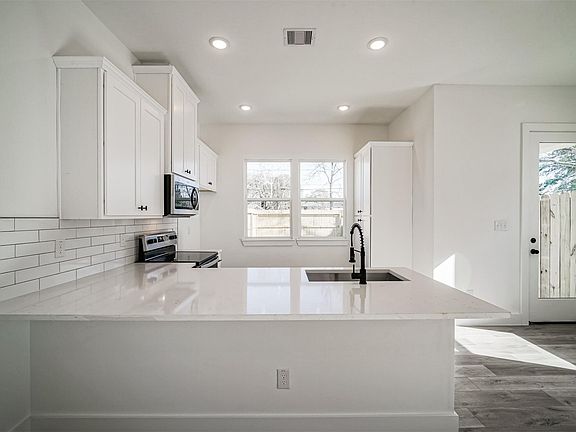 5th image of 8409 Schneider St