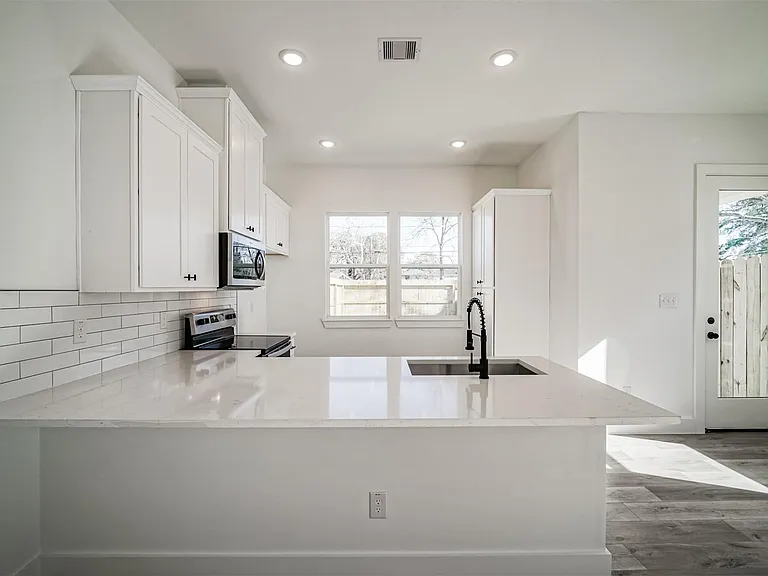 8409 Schneider St — Photo 5