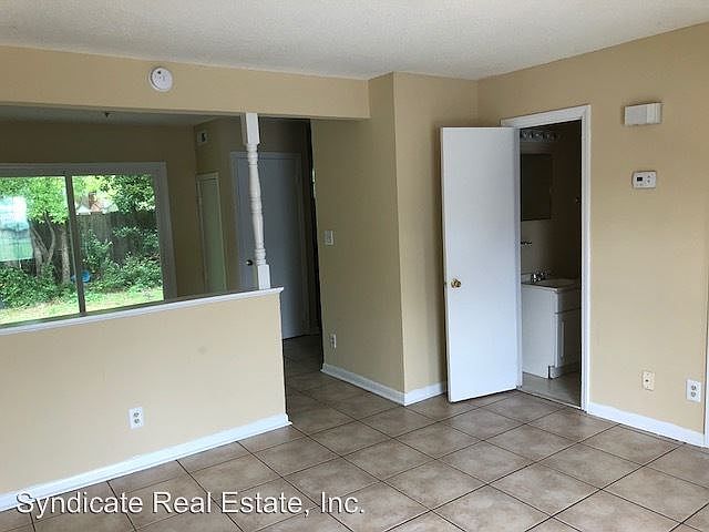 2nd image of 1010 Circle Dr APT 04